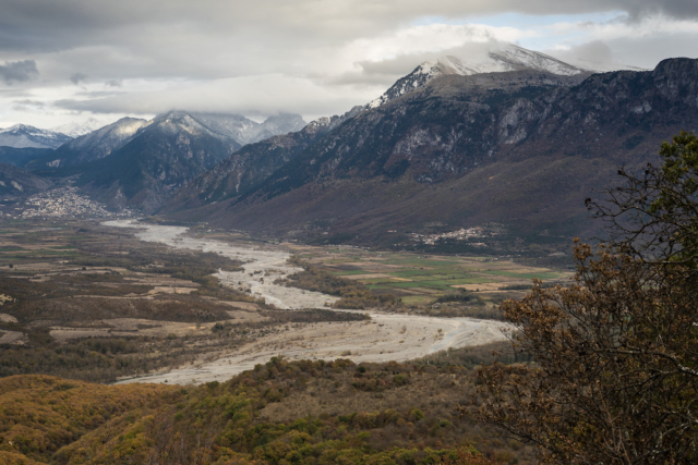 Vue de la vallée de Konitsa et du fleuve Aoos, qui traverse la Grèce et l'Albanie.