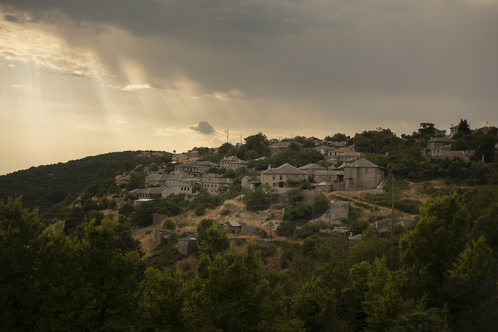 Le village d'Elafotopos, tout à côté d'une ligne de recherche d’hydrocarbures, près de Zagori, dans l’Epire.