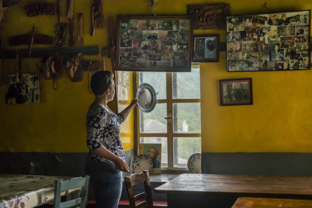 A l'intérieur d'un café fermé à Zagorochoria. Les villages de l’Epire souffrent d'un grave déclin démographique.