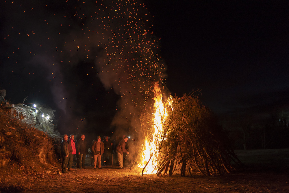 Les habitants se rassemblent autour d'un feu de joie "Tzamala", une fête de carnaval traditionnelle qui survit encore en Epire.