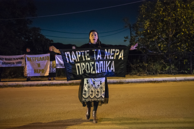 Une femme lors d'une manifestation en Epire. La baÉté dans les piscines naturelles des Ovires, près de Zagori, en Epire.nnière dit : “PRENEZ L'EAU VOUS-MÊMES”.