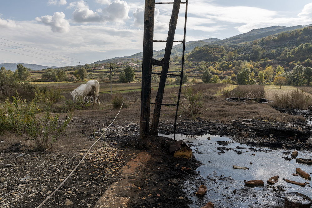 Déversement de pétrole dans une zone agricole qui coexiste avec des installations d'extraction pétrolière obsolètes, près de Ballsh, Albanie.