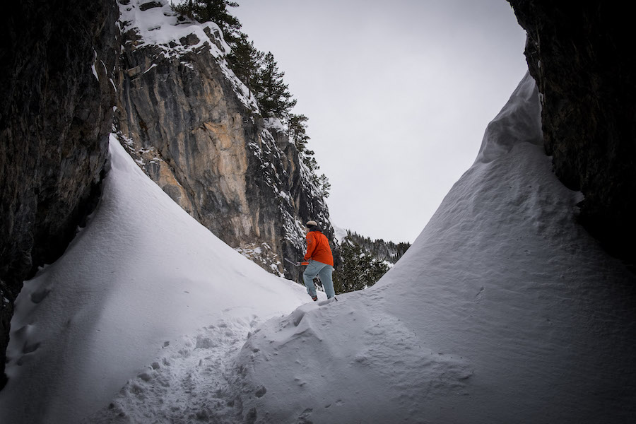 Sul Colle della Scala, un alpinista svizzero segna il cammino per renderlo più sicuro.