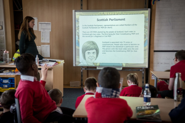 Alumnos de una escuela de primaria de Glasgow asisten a una clase sobre la democracia.