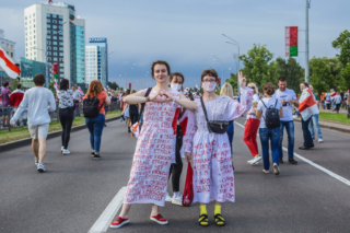 Manifestanti con vestiti recanti la scritta "L'aspirazione alla libertà è più forte della paura e della repressione". Minsk, agosto 2020.