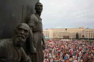 Manifestazione davanti al Parlamento bielorusso. Minsk, Piazza dell'Indipendenza, agosto 2020.