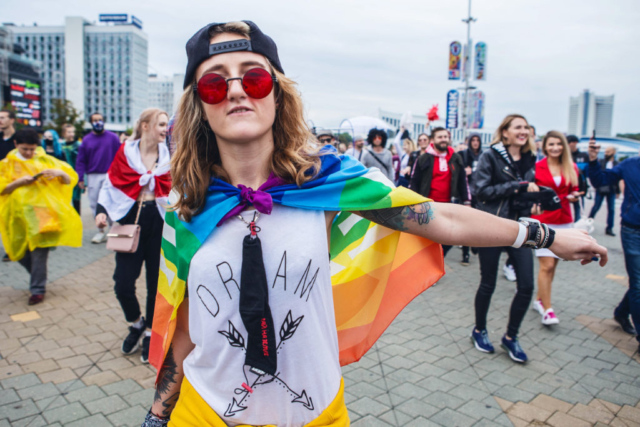 Comunidade LGBT+ presente nas manifestações. Minsk, Nemiga, agosto de 2020.