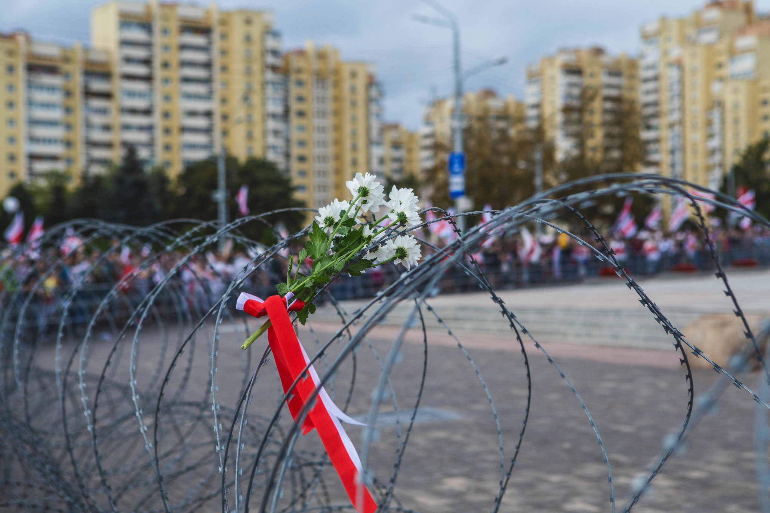 Arame farpado cercando a “Estela”, monumento em homenagem à vitória na Segunda Guerra Mundial. Minsk, Avenida dos Vencedores, agosto de 2020.