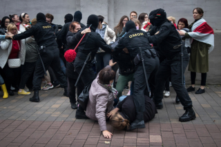 La polizia antisommossa blocca una manifestazione organizzata dalle donne. Minsk, agosto 2020.