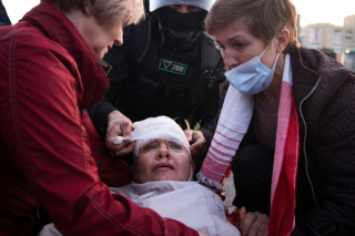 Una manifestante ferita durante manifestazioni pacifiche su praspiekt Niazaliežnasci. Minsk. Agosto 2020