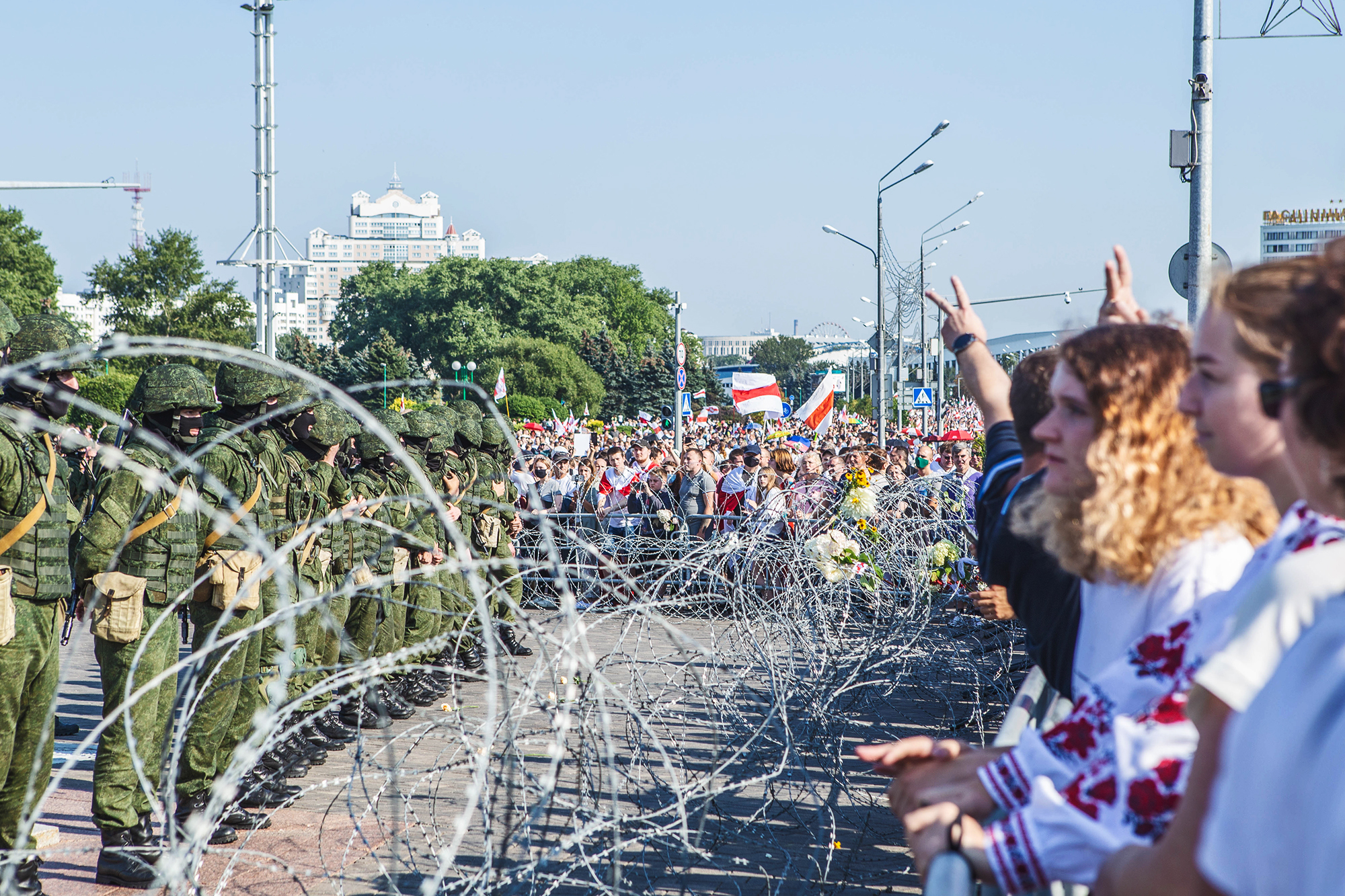 Tras la manifestación, delante del monumento "Stela". Minsk, agosto de 2020.