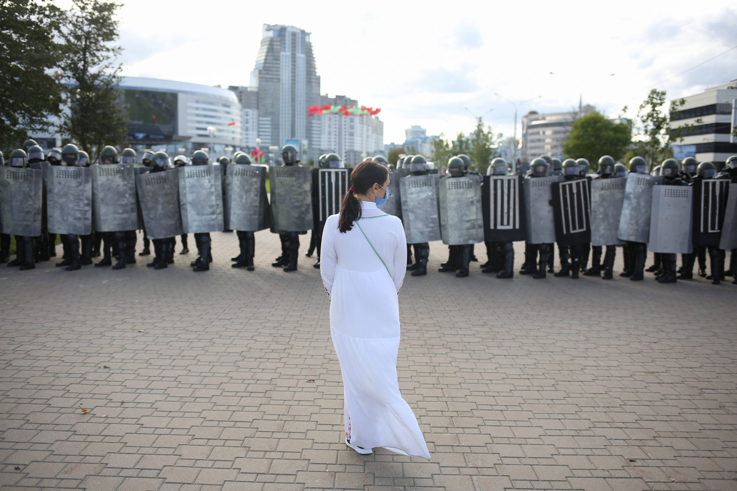 A woman faces security forces. Minsk, praspiekt Niazaliežnasci, September 2020.