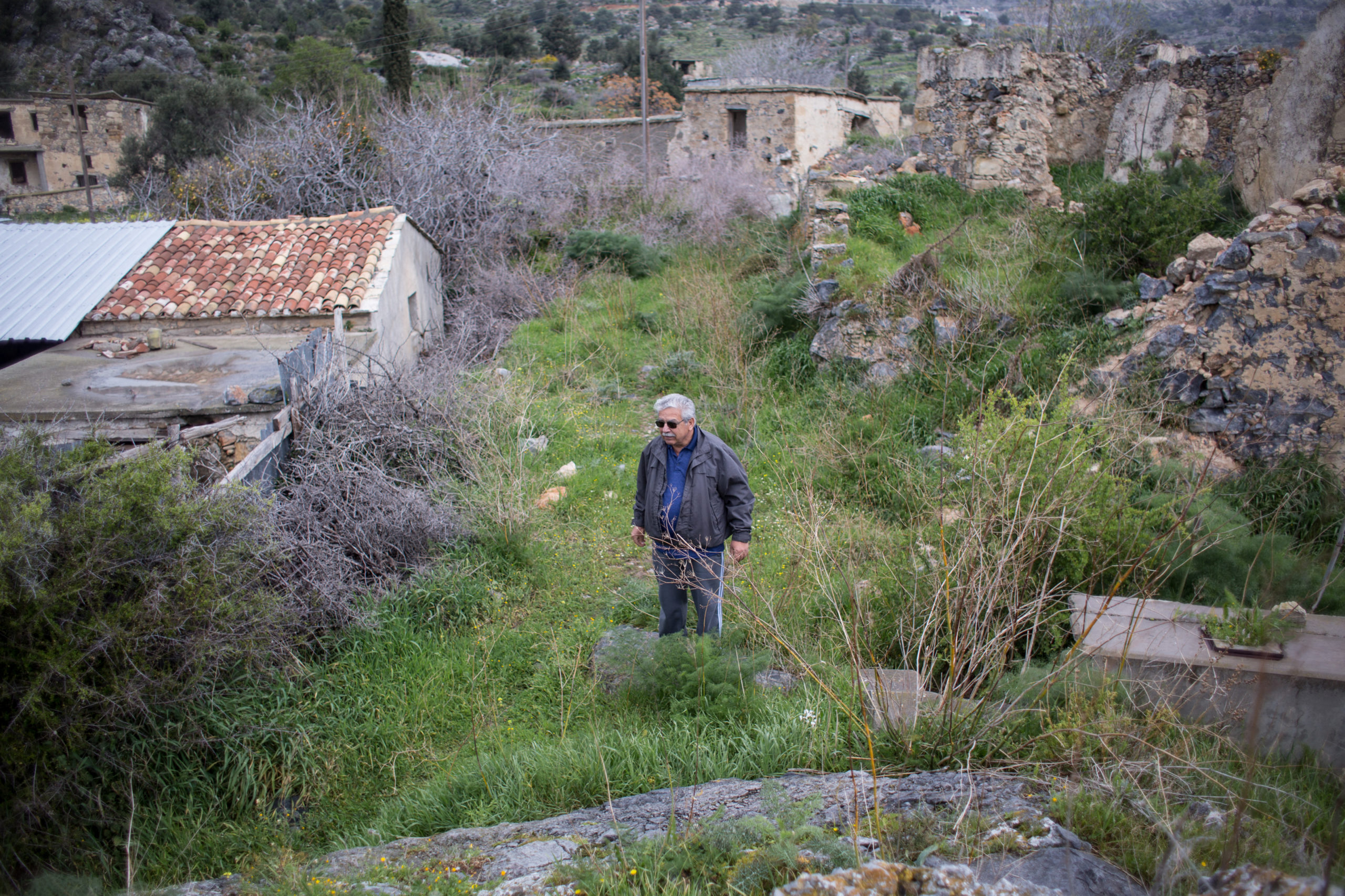 42 years after fleeing home, Elias returns to Syskiipos in the Turkish-occupied north. His house is in ruins, and the broken door is covered by nailed planks of wood.