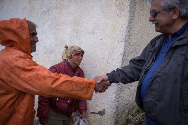 Elias serre la main de son voisin, un Turc arrivé il y a quelques années dans la partie Nord de l'île dans le cadre de la “Turquisation” organisée par le gouvernement de Recep Tayyp Erdoğan.