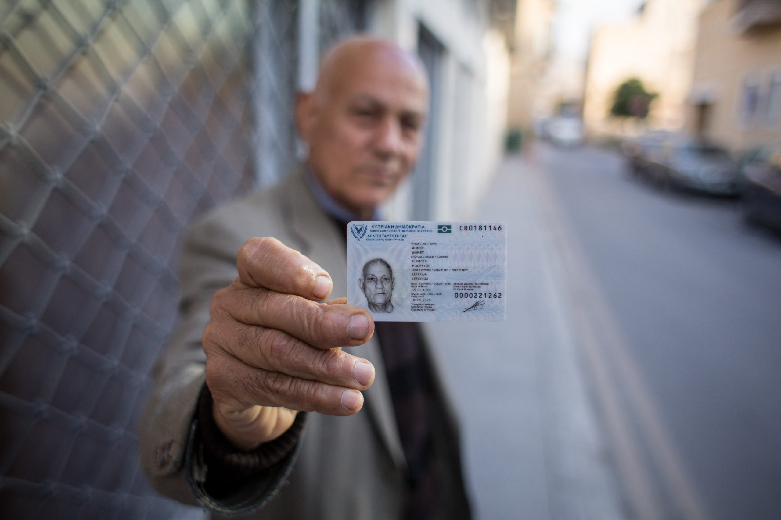 Ahmet wohnt in Nikosia. Auf seinem Ausweis steht „zyprischer Türke“. Der Ausweis wird nur von der Türkei anerkannt.