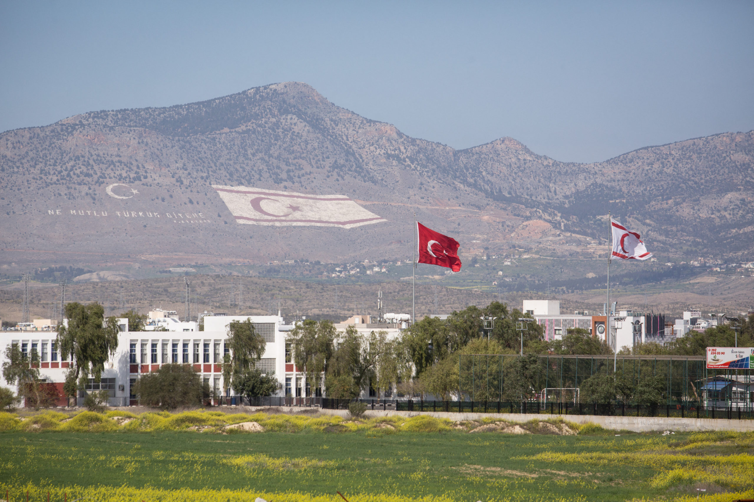 Auf den Hügeln im Norden Zyperns wehen die Fahnen der Republik Nord-Zypern und die türkische Fahne.
