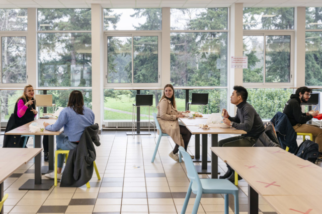 Por primera vez en varios meses, los estudiantes pueden comer en el restaurante de la Universidad de Poitiers gestionado por el CROUS. Deben respetar una distancia de dos metros entre ellos. Poitiers, Francia, 10 de febrero de 2021.