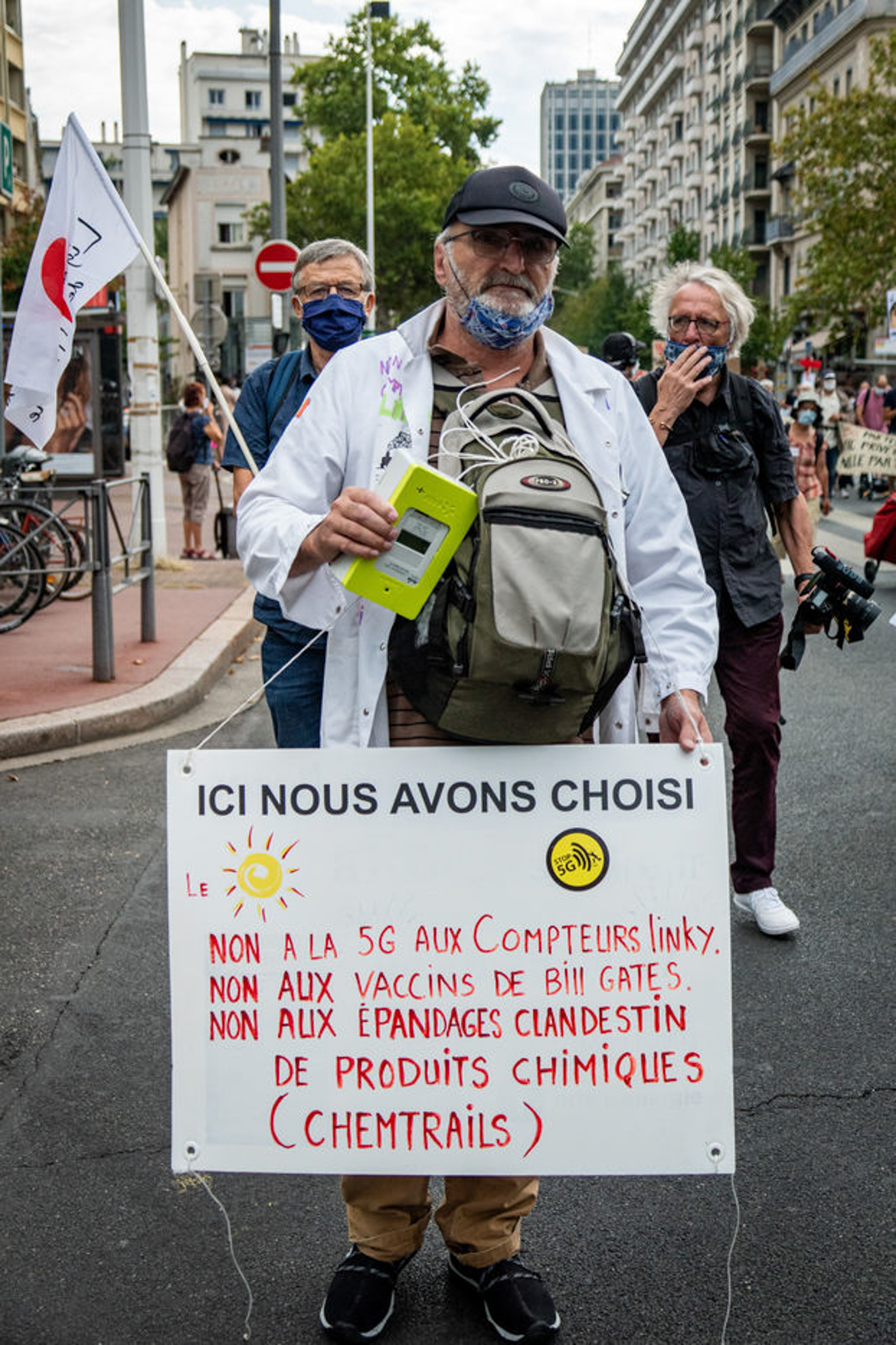 Manifestation contre la 5G à Lyon. Sur la pancarte, il est écrit : “Non à la 5G et aux compteurs  Linky, non aux vaccins de Bill Gates, non aux Chemtrails, les épandages clandestins de produits chimiques”. 19 septembre 2020.  (Nicolas Liponne)