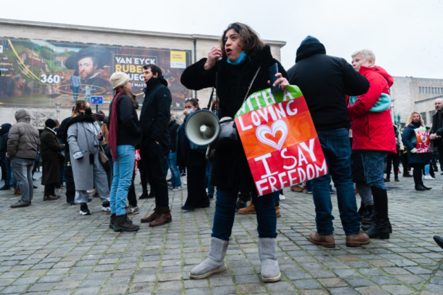 Raduno contro le misure anti-covid. Alcune centinaia di manifestanti si sono riuniti nella capitale belga per protestare contro le misure prese contro la pandemia di coronavirus.  31 gennaio 2021, Bruxelles, Belgio.