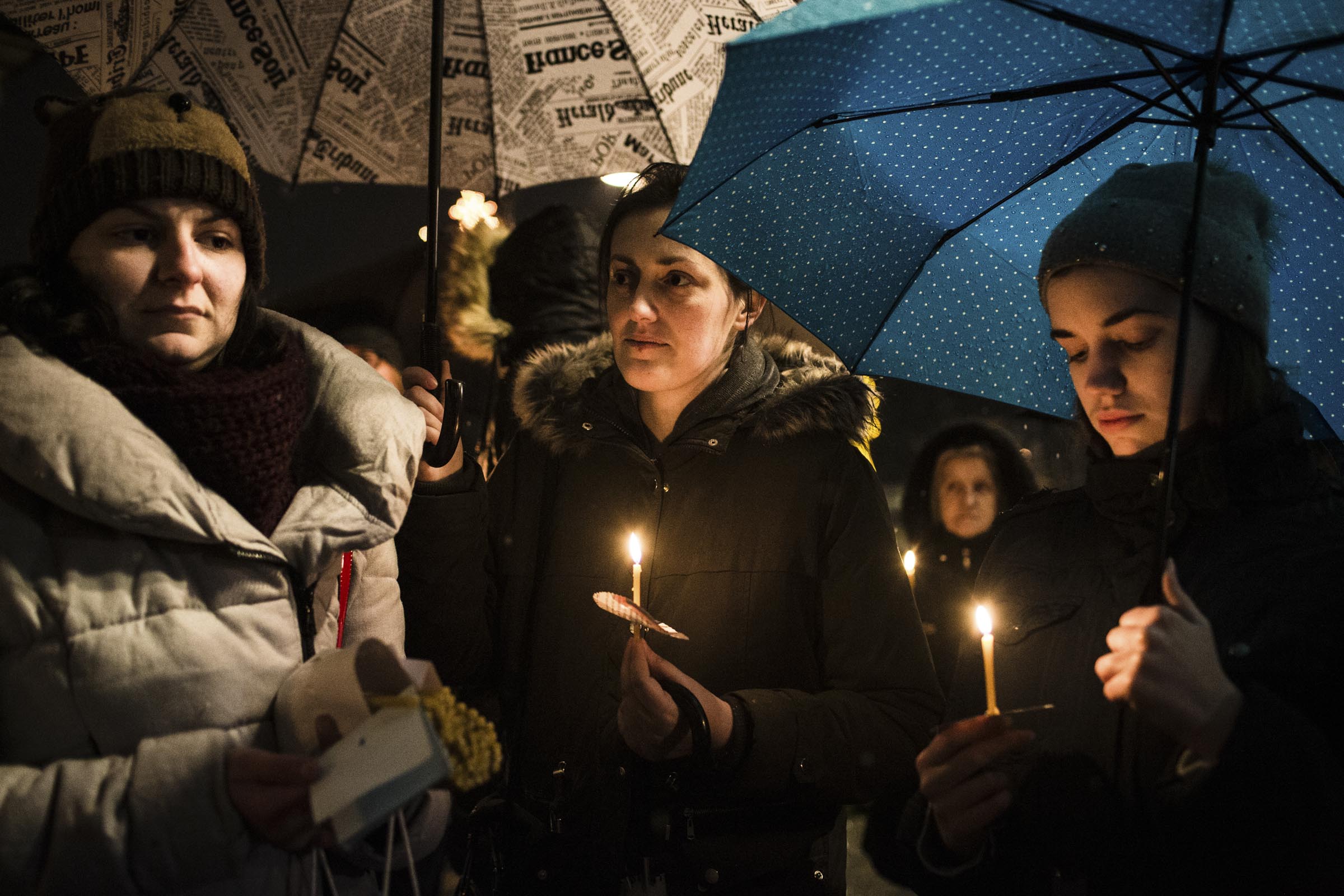 19. Januar 2019. Seit die Polizei den Zugang zum Krajina-Platz verboten hat, versammeln sich die Einwohner von Banja Luka jeden Abend um 18 Uhr vor der Christ-Erlöser-Kathedrale. Sie zünden eine Kerze zu Ehren Davids an.