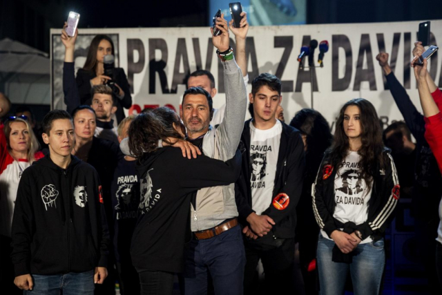 5. Oktober 2018. Zwei Tage vor den Wahlen versammeln sich 40.000 Menschen, darunter Davor Dragičević (Mitte), auf dem Krajina-Platz, der in Davida-Platz umbenannt wurde, um Gerechtigkeit zu fordern.