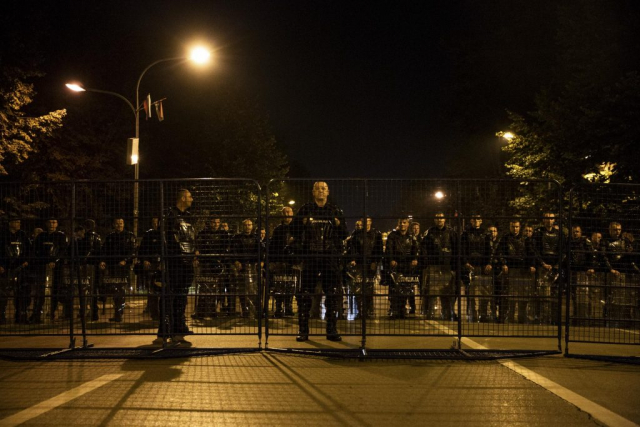 5 ottobre 2018. La polizia “protegge” la città affinché le persone che manifestano per "Pravda Za Davida" non disturbino l'ultima riunione politica di Milorad Dodik, l'allora presidente della Repubblica serba di Bosnia.