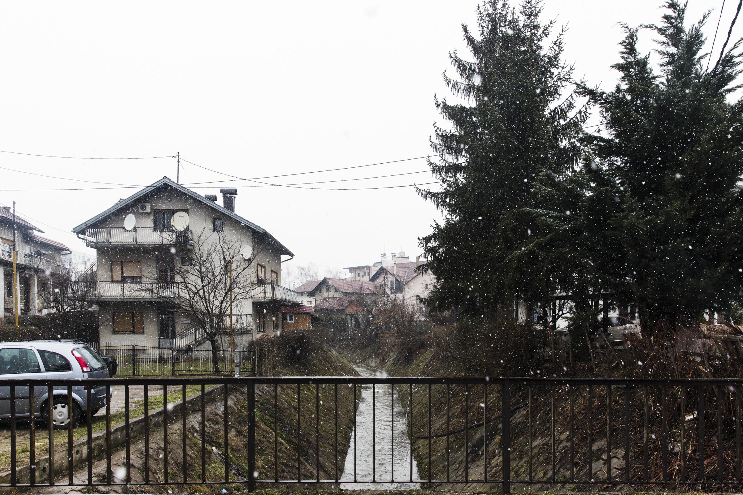 19. Januar 2019. Die Behörden behaupten, dass David Dragičević sich das Leben genommen habe, indem er von dieser kleinen Brücke sprang, die sich nur wenige Meter von dem Haus entfernt befindet, in das er zuvor eingebrochen sein soll.