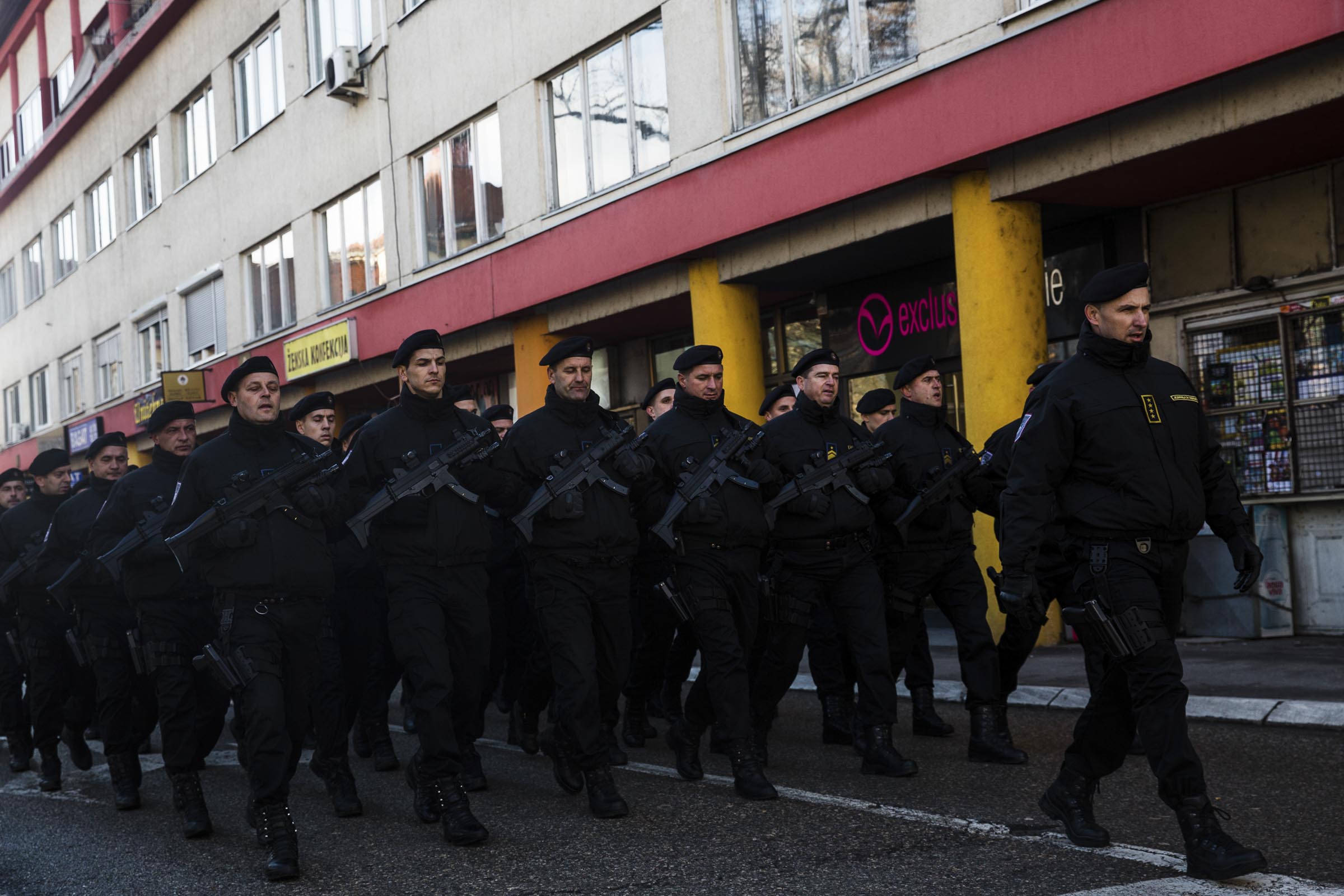 9. Januar 2019. Mitglieder der Polizei stolzieren während der Parade zum 27. Jahrestag des Nationalfeiertags der Republika Srpska. Im Jahr 2015 hatte das Verfassungsgericht von Bosnien und Herzegowina diesen „Nationalfeiertag“ als illegal erklärt.