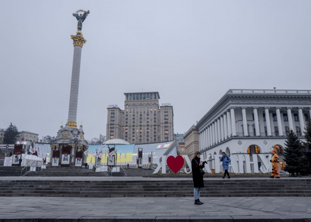 La popolazione in piazza Maidan nel centro di Kiev nel giorno dell'unità nazionale dichiarato dal Presidente ucraino il 16 febbraio 2022.