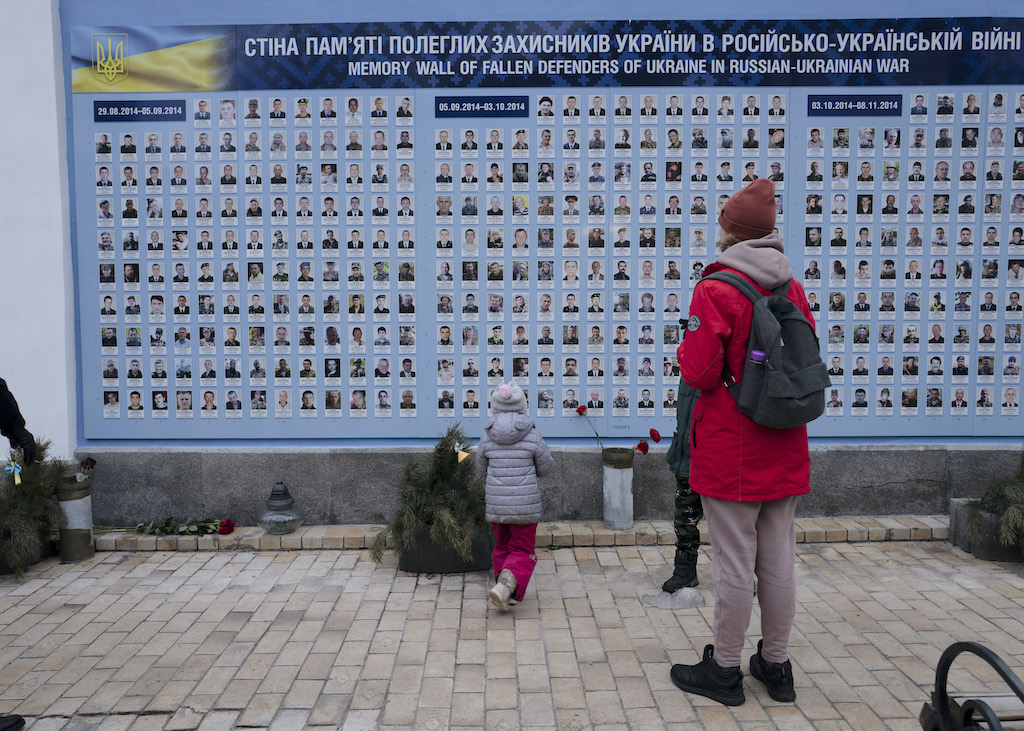 Kiew, 16. Februar 2022 – Gedenkwand für die während des Krieges in der Ostukraine gefallenen Streitkräfte.