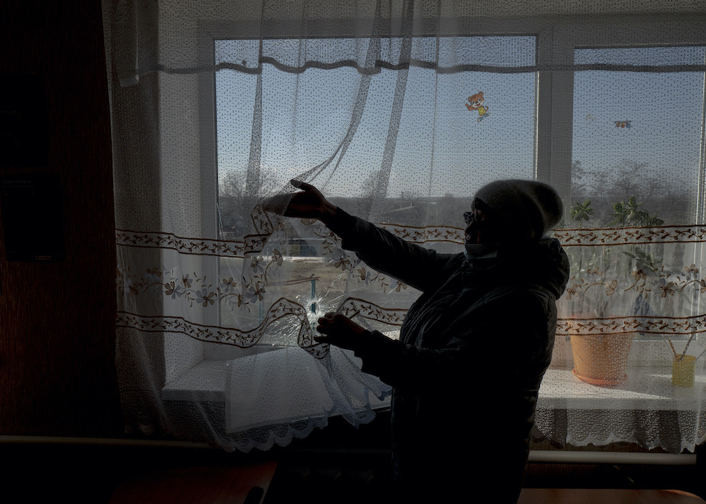 Vrubivka im Donbass (Ostukraine), 20. Februar 2022 – Einschlagskrater einer 122 mm Mörsergranate, die am 17. Februar 2022 morgens die Schule des Dorfes traf