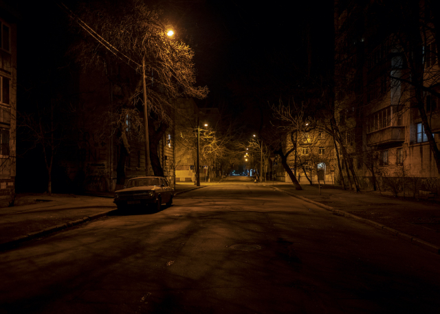 Strada deserta nella parte vecchia di Kiev prima del coprifuoco, 25 febbraio 2022.