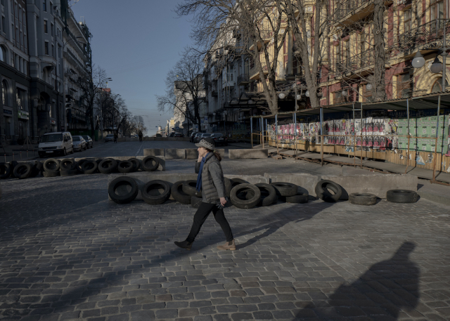 Kiew, 28. Februar 2022 – Eine Straßensperre auf einer Allee in der historischen Altstadt.