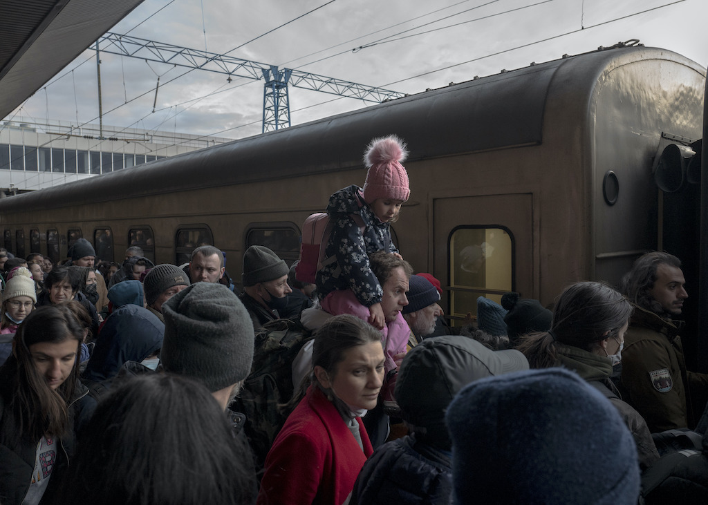 Kiev, 26 February. Families leave the city through the central railway station.