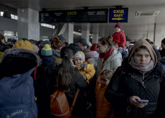 Migliaia di persone che vogliono lasciare la città alla stazione centrale di Kiev il 1° marzo 2022.