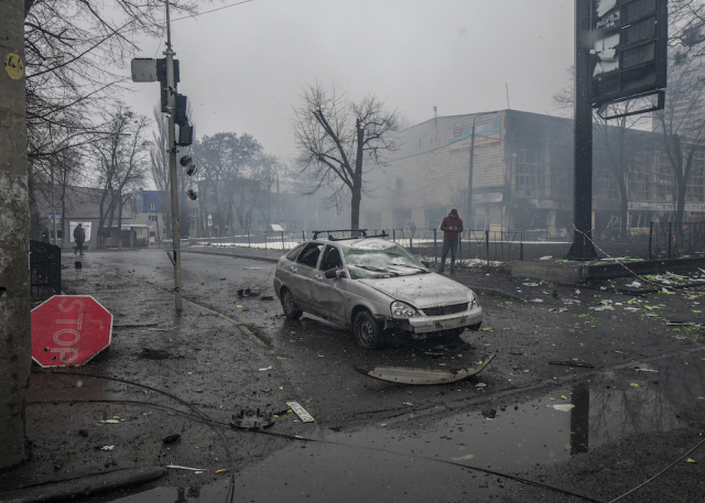 Kiev,  le 2 mars. Destructions suite à une frappe russe qui a visé la l’antenne de télévision. Cinq personnes ont été tuées dans cette attaque dont un journaliste local.