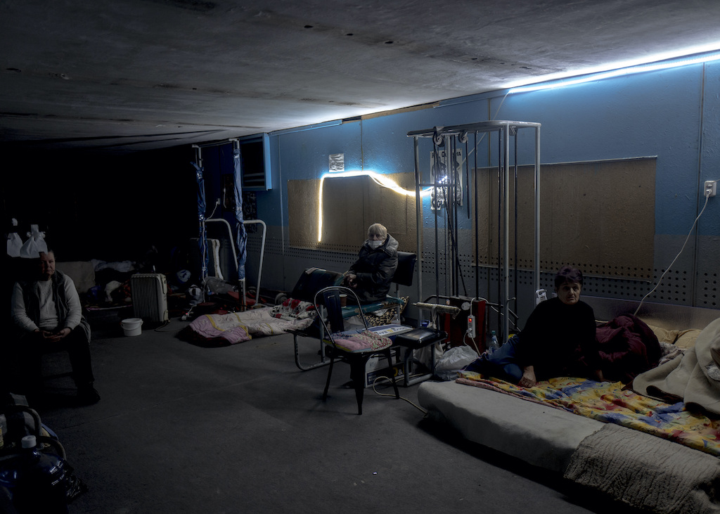 Bucha, nördlich von Kiew, 2. März 2022 – Mehrere Familien leben in einer zum Luftschutzbunker umfunktionierten Sporthalle im Stadtzentrum.