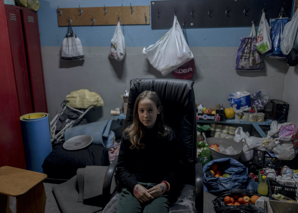 Bucha, au nord de Kiev, le 2 mars. Maria vit dans une salle de sport improvisée en abris anti-bombe dans le centre ville.