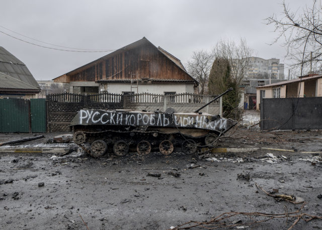 Veicolo blindato russo distrutto dagli attacchi dei droni militari ucraini il 27 febbraio 2020, in una strada della città settentrionale di Bucha, 2 marzo 2022.