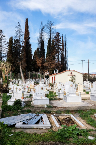 Este cementerio, situado entre la carretera que discurre entre Limni y el pueblo de Agia Anna, también se vio afectado por los incendios.