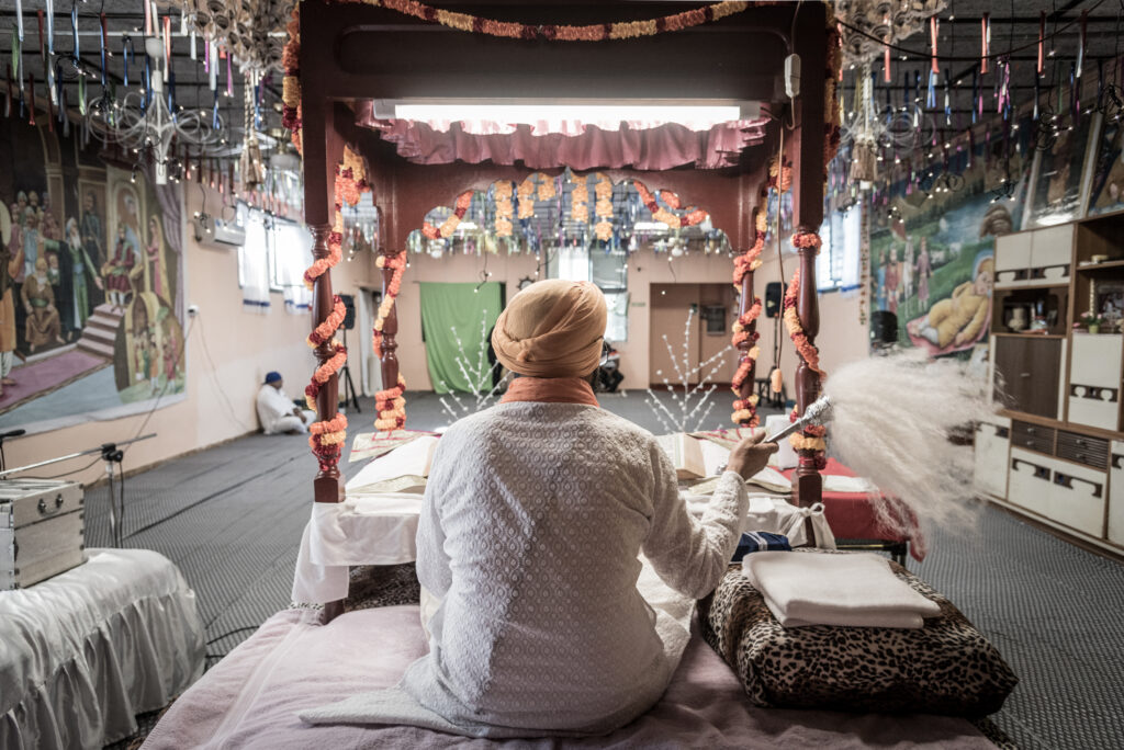 Un sacerdote indiano in un tempio sikh. | Foto: Stefania Prandi
