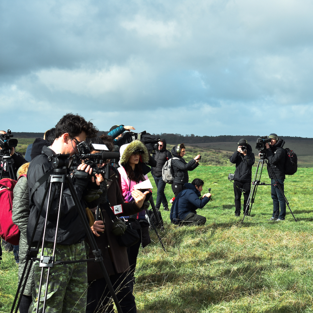 Des journalistes venus des cinq continents tentent de capturer les entraînements des artilleurs Ukrainiens. ©Théodore Donguy