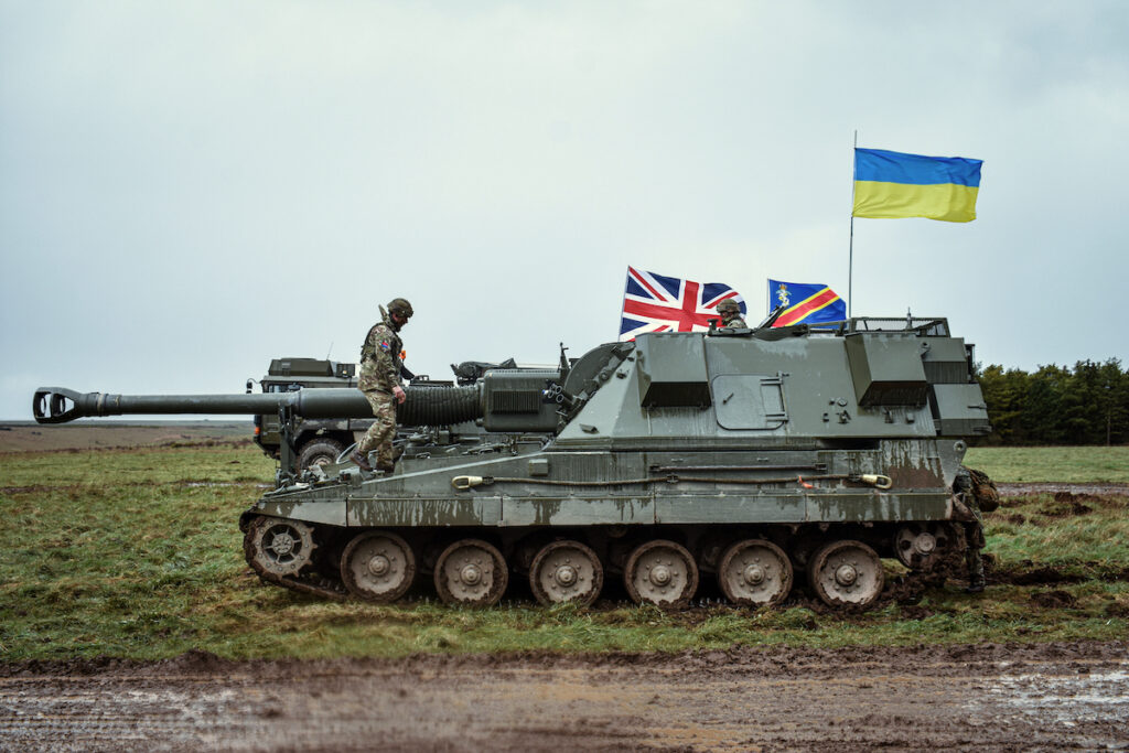 Un instructeur britannique vérifie l’installation des soldats ukrainiens ©Théodore Donguy