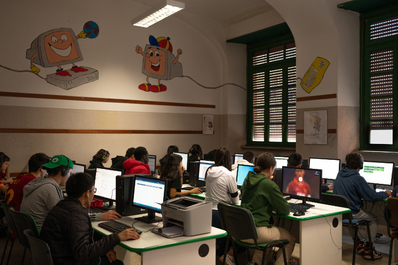 Roma, marzo 2023. Classe di informatica all'Istituto Comprensivo Simonetta Salacone, sezione della scuola secondaria di primo grado Rosa Parks. | Foto: ©Carolina Rapezzi