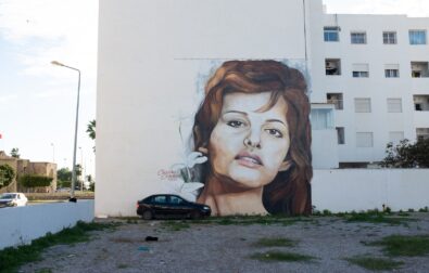 Graffito der Schauspielerin Claudia Cardinale im tunisischen Vorort La Goulette. Die Großeltern väterlicherseits der Schauspielerin, die in der großen italienisch-tunesischen Gemeinde geboren und aufgewachsen sind, waren ursprünglich Fischhändler aus Palermo. | Foto: ©Davide Mancini