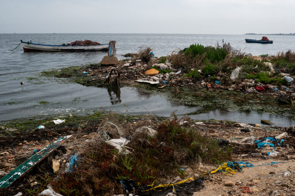 
La baie au sud de Monastir est polluée par le secteur. © Arianna Poletti / Reporterre
