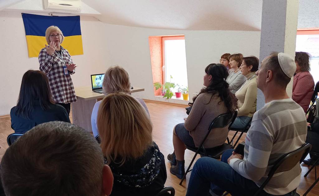 Olena Agafonova training some volunteers. | Photo: Viktoria Kaidash