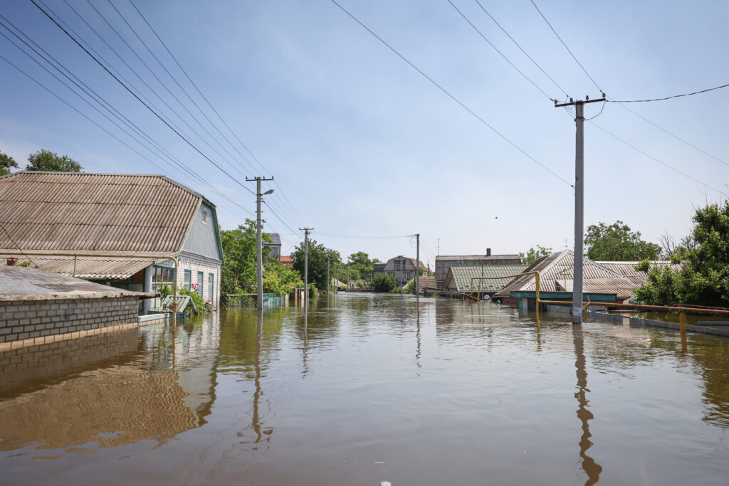 An unnamed village flooded after the Khakhovka dam bombing. | Foto: Oleksandr Korniakov