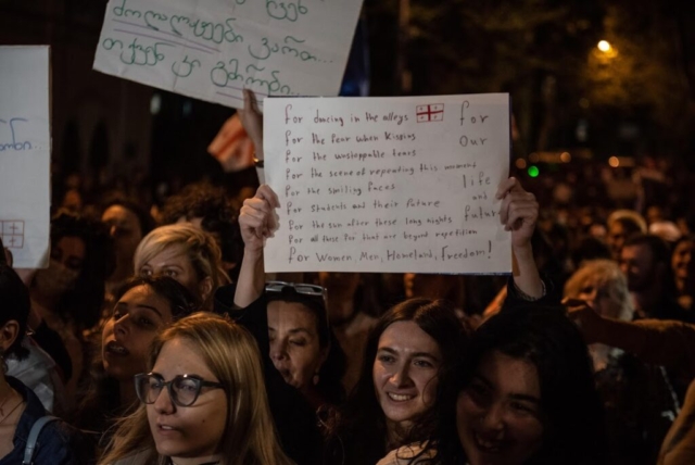 Manifestation anti-"loi russe" devant le Parlement, à Tbilisi, le 21 avril 2024. ©Mariam Nikuradze/OC Media