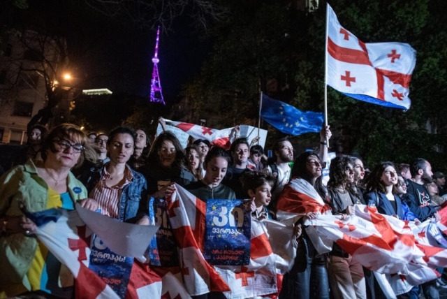 Manifestation des jeunes anti-"loi russe" avenue Rustaveli, à Tbilisi, le 21 avril 2024. ©Mariam Nikuradze/OC Media